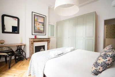 Un ou plusieurs lits dans un hébergement de l'établissement GuestReady - A classic touch of Parisian glamour