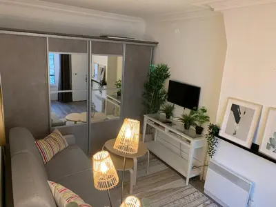 Télévision ou salle de divertissement dans l'établissement Studio moderne au cœur de Paris Batignolles