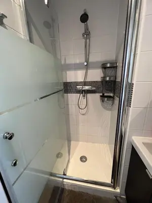 Salle de bains dans l'établissement Studio moderne au cœur de Paris Batignolles
