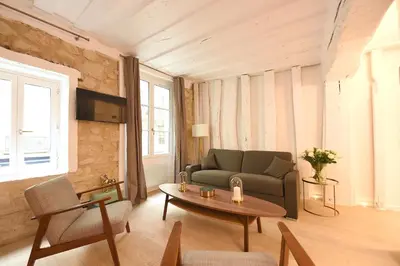 Télévision ou salle de divertissement dans l'établissement Cosy flat - Saint germain