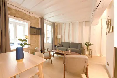 Télévision ou salle de divertissement dans l'établissement Cosy flat - Saint germain