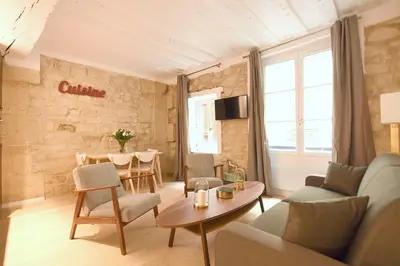 Télévision ou salle de divertissement dans l'établissement Cosy flat - Saint germain