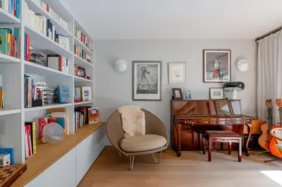 Bibliothèque dans l'appartement