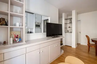Cuisine ou kitchenette dans l'établissement Goujon - Cozy apartment in Nation-Picpus neighborhood