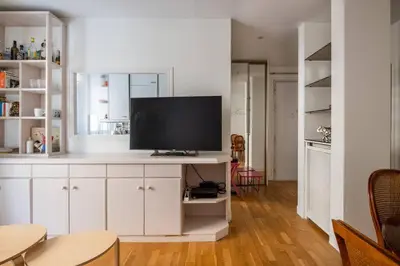 Télévision ou salle de divertissement dans l'établissement Goujon - Cozy apartment in Nation-Picpus neighborhood