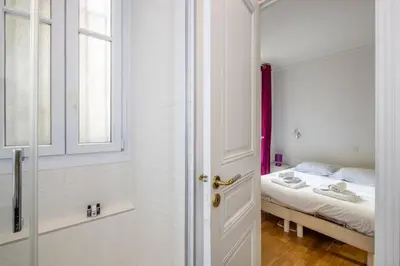 Un ou plusieurs lits dans un hébergement de l'établissement Goujon - Cozy apartment in Nation-Picpus neighborhood