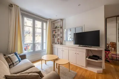 Télévision ou salle de divertissement dans l'établissement Goujon - Cozy apartment in Nation-Picpus neighborhood