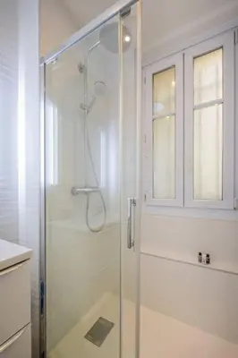 Salle de bains dans l'établissement Goujon - Cozy apartment in Nation-Picpus neighborhood