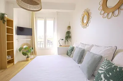Un ou plusieurs lits dans un hébergement de l'établissement Top floor studio near Montmartre