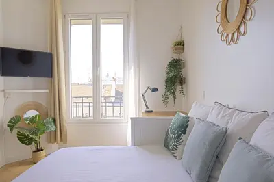 Un ou plusieurs lits dans un hébergement de l'établissement Top floor studio near Montmartre