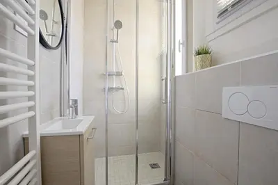 Salle de bains dans l'établissement Top floor studio near Montmartre