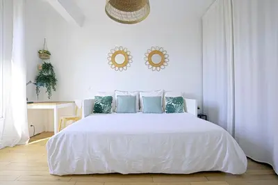 Un ou plusieurs lits dans un hébergement de l'établissement Top floor studio near Montmartre