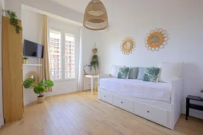 Un ou plusieurs lits dans un hébergement de l'établissement Top floor studio near Montmartre