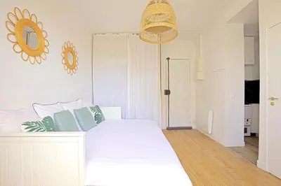 Un ou plusieurs lits dans un hébergement de l'établissement Top floor studio near Montmartre