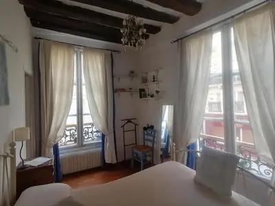 Un ou plusieurs lits dans un hébergement de l'établissement Cœur de Paris Montorgueil - Heart of Paris - Charming super central apartment for your ideal Parisian days