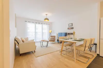 Télévision ou salle de divertissement dans l'établissement Modern apartment - 2BR-5P - Puces de Saint-Ouen