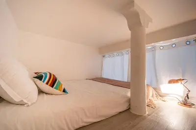 Un ou plusieurs lits dans un hébergement de l'établissement Charming Garden Apartment in Le Marais