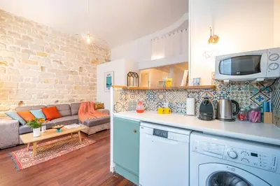 Cuisine ou kitchenette dans l'établissement Charming Garden Apartment in Le Marais