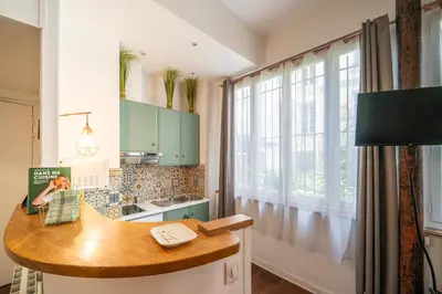 Cuisine ou kitchenette dans l'établissement Charming Garden Apartment in Le Marais