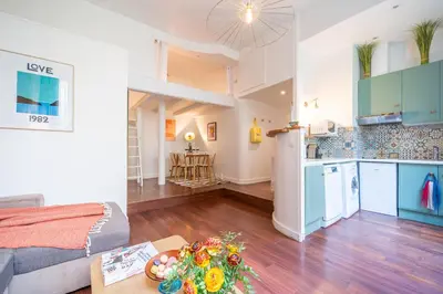 Cuisine ou kitchenette dans l'établissement Charming Garden Apartment in Le Marais