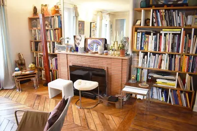Bibliothèque dans l'appartement