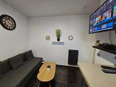 Télévision ou salle de divertissement dans l'établissement Appartement Proche Metro Paris