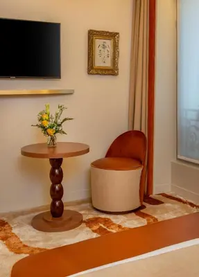 Télévision ou salle de divertissement dans l'établissement Hôtel La Bourdonnais by Inwood Hotels