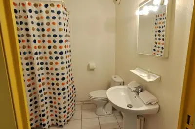 Salle de bains dans l'établissement Chambre chez l'habitant Chatillon dans appartement partagé avec d'autres visiteurs et espace journée