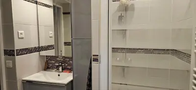 Salle de bains dans l'établissement STUDIO 22M2 A IVRY/SEINE-A 200 METRES DE PARIS. PROCHE METRO 7