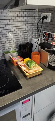 Cuisine ou kitchenette dans l'établissement STUDIO 22M2 A IVRY/SEINE-A 200 METRES DE PARIS. PROCHE METRO 7