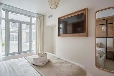 Un ou plusieurs lits dans un hébergement de l'établissement Apartment Centre de Paris by Studio prestige