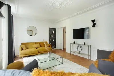 Télévision ou salle de divertissement dans l'établissement Residense Louvre Museum by Studio prestige