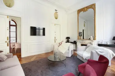 Télévision ou salle de divertissement dans l'établissement Residense Louvre Museum by Studio prestige