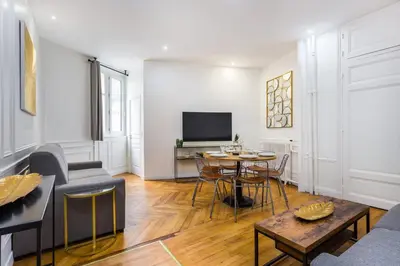 Télévision ou salle de divertissement dans l'établissement Appartement accueillant -1BR-6P - Auteuil - Passy