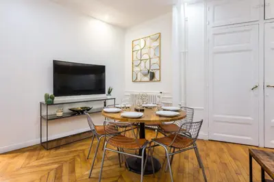 Télévision ou salle de divertissement dans l'établissement Appartement accueillant -1BR-6P - Auteuil - Passy