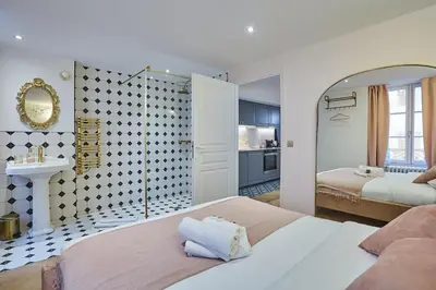 Un ou plusieurs lits dans un hébergement de l'établissement Apartment Saint Germain des Près by Studio prestige