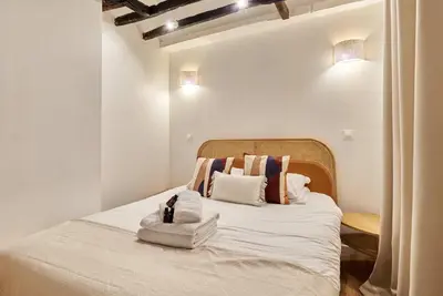Un ou plusieurs lits dans un hébergement de l'établissement Apartment Le Marais by Studio prestige