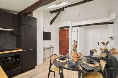 Cuisine ou kitchenette dans l'établissement Apartment Le Marais by Studio prestige