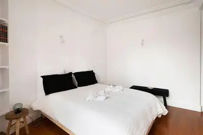 Un ou plusieurs lits dans un hébergement de l'établissement Sweet Luxury Home Arc the Triomphe near Champs Elysées and Palais des Congrès 8 ppl