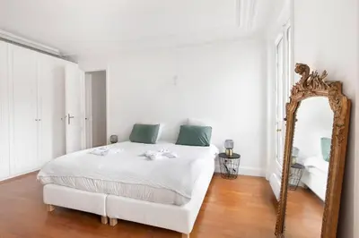 Un ou plusieurs lits dans un hébergement de l'établissement Sweet Luxury Home Arc the Triomphe near Champs Elysées and Palais des Congrès 8 ppl