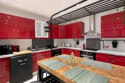 Cuisine ou kitchenette dans l'établissement Sweet Luxury Home Arc the Triomphe near Champs Elysées and Palais des Congrès 8 ppl