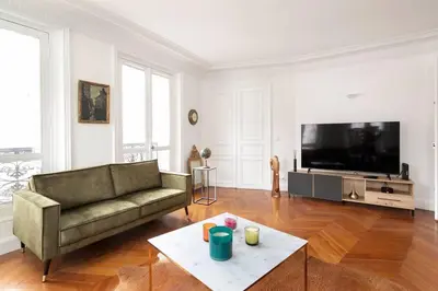 Télévision ou salle de divertissement dans l'établissement Sweet Luxury Home Arc the Triomphe near Champs Elysées and Palais des Congrès 8 ppl