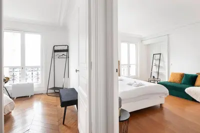 Un ou plusieurs lits dans un hébergement de l'établissement Sweet Luxury Home Arc the Triomphe near Champs Elysées and Palais des Congrès 8 ppl