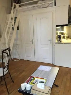Cuisine ou kitchenette dans l'établissement Authentic Apartment Marais