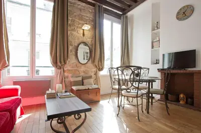 Télévision ou salle de divertissement dans l'établissement Authentic Apartment Marais