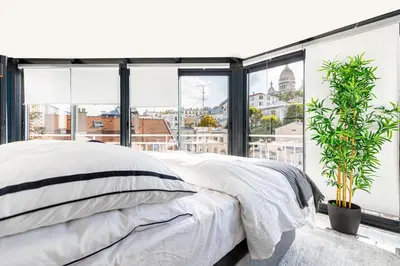 Un ou plusieurs lits dans un hébergement de l'établissement GuestReady - Paris Charm with Montmartre View