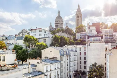 Vue générale sur Paris ou vue de la ville depuis l'appartement
