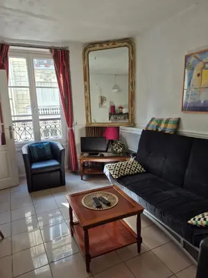 Coin salon dans l'établissement 2 pièces Paris 9 ème