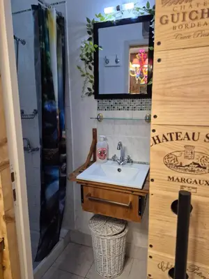 Salle de bains dans l'établissement 2 pièces Paris 9 ème