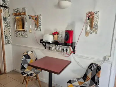 Coin salon dans l'établissement 2 pièces Paris 9 ème